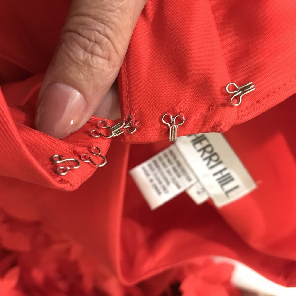 SHERRI HILL Formal Dress Sleeveless A-Line Gown Flower Petal Appliques Red Sz  2 - Picture 11 of 14